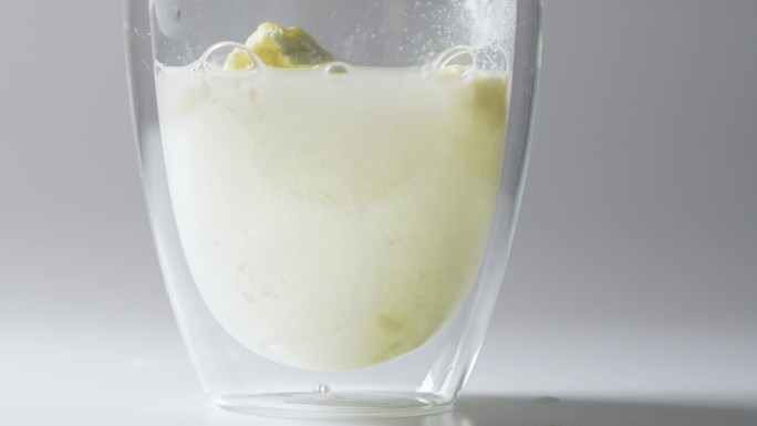 玻璃杯温开水冲泡成人婴幼儿营养绿色牛奶粉