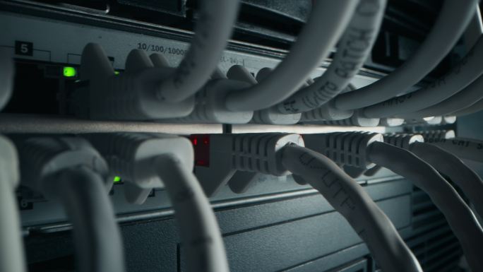 连接到路由器端口的以太网电缆闪烁。