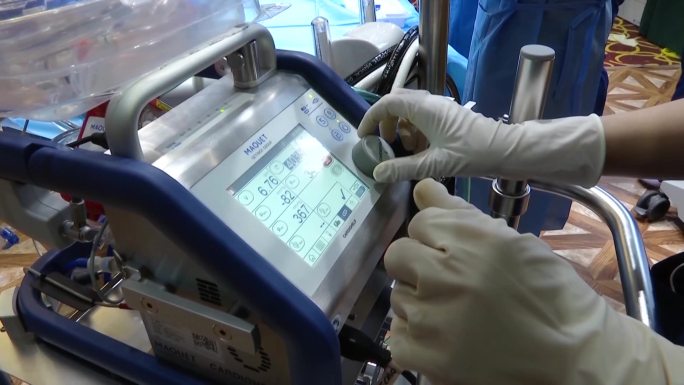 医学院学生实习医生使用医院手术室设备配合