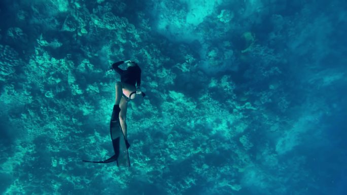 潜水的女子水中摄影美人鱼运动休闲