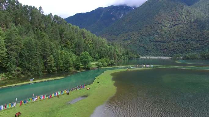 巴松措风景航拍