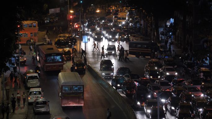 孟买的夜间交通印度新德里街道街头街景