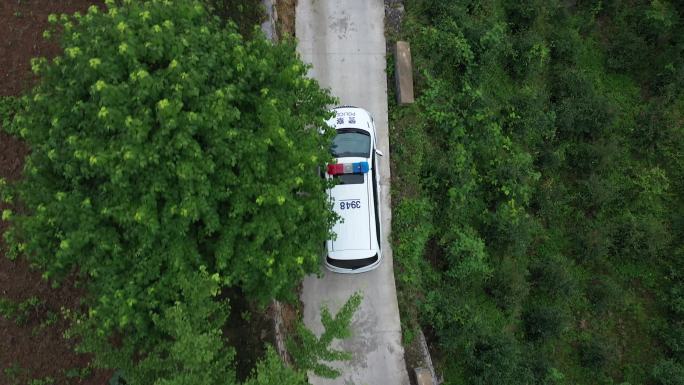 检察院执法车在山间小路上行驶