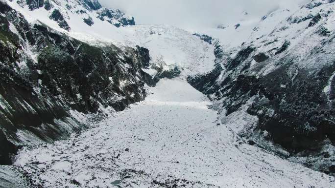 4k航拍海螺沟雪山风光