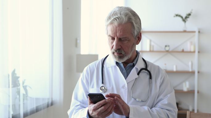 全科医生使用智能手机。
