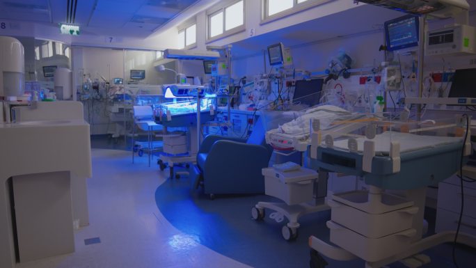 有紫外线照明的早产儿医院病房