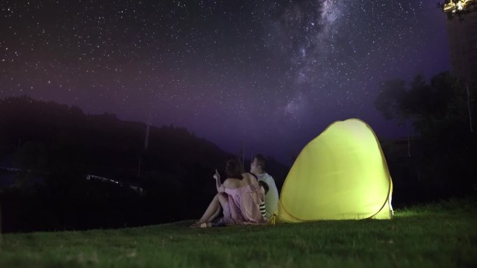 在星空下露营的情侣