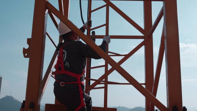 建筑工地工人攀爬塔吊