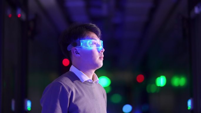 夜晚城市道路年轻男子戴着VR眼镜智能设备