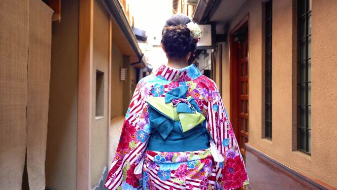 穿着和服的日本女孩