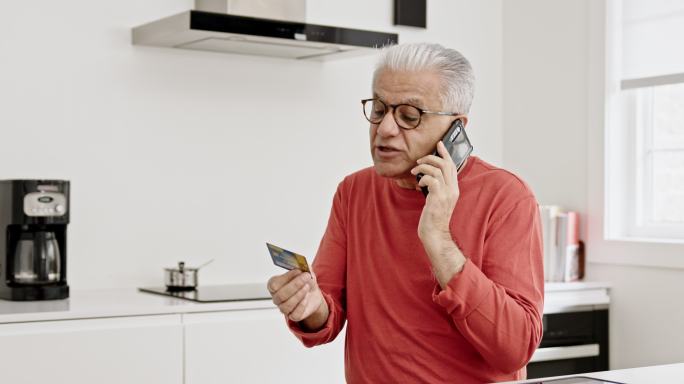 老年人在打电话白发老人沟通交流银行卡