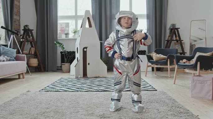 穿着太空服的可爱男孩在镜头前敬礼