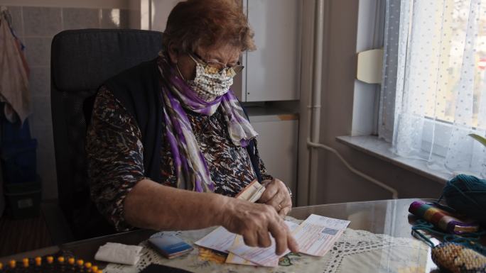 家中隔离期间，一名老年妇女担心经济问题