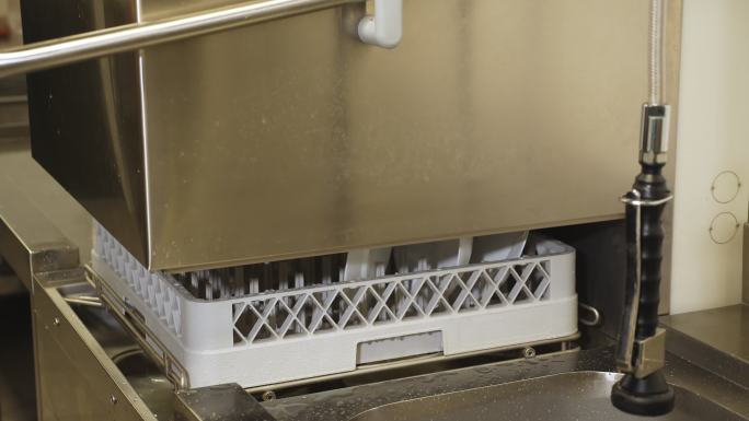 关闭自动洗碗机科技产品工作中的洗碗机