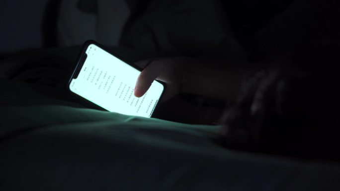 半夜躺在床上玩手机看小说
