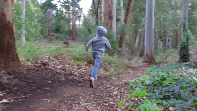 森林中奔跑的小男孩
