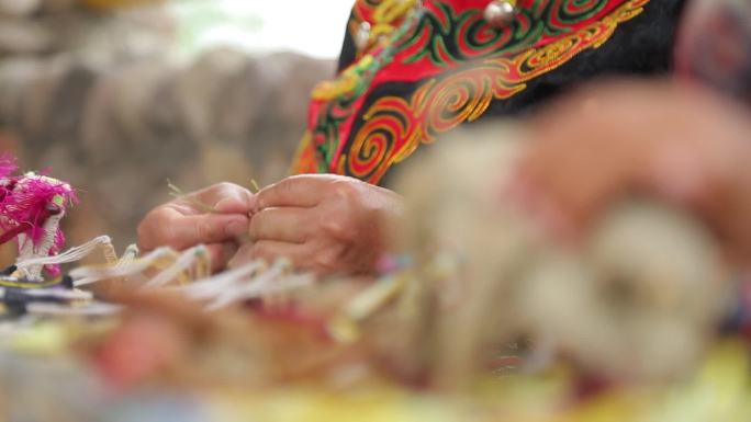 彝族手工刺绣妇女儿童织布