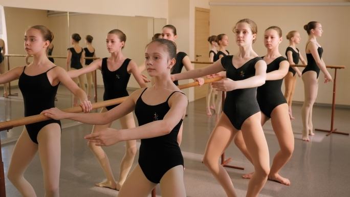 芭蕾舞演员在芭蕾舞学校排练舞蹈动作