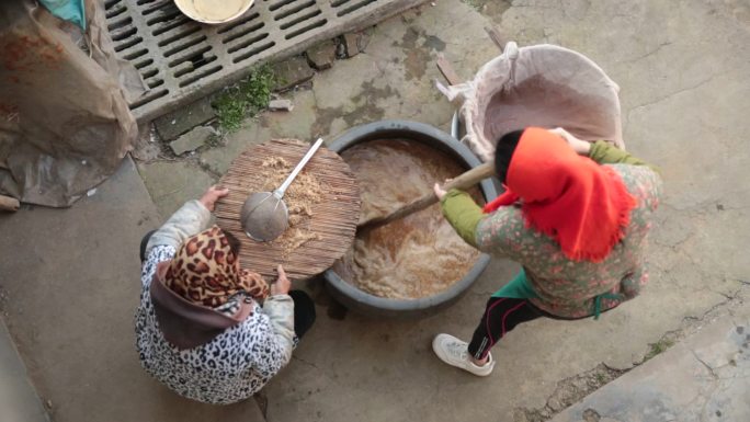 农村妇女洗芝麻