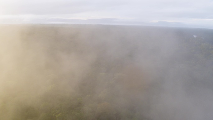 穿越云层来到亚马逊雨林