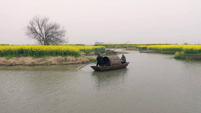 乡村小河划船