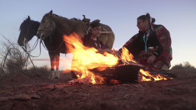 纳瓦霍族兄弟姐妹少数民族火堆