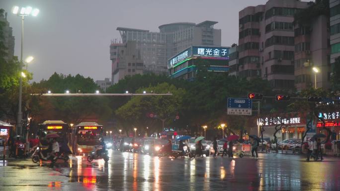 雨天傍晚夜景街道下班高峰期城市车流