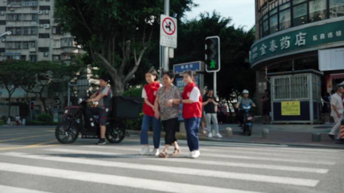 小学生扶老人过马路