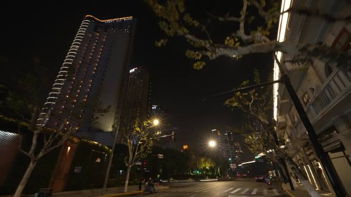 繁华上海夜景街景上海大厦附近车拍