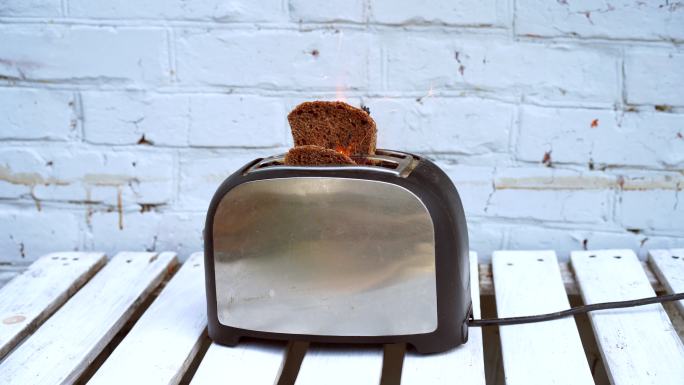 燃烧的烤面包机火灾隐患着火燃烧