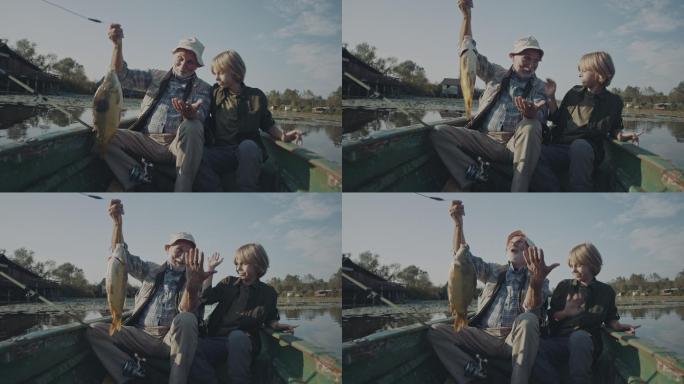 爷爷和孙子在湖里钓鱼