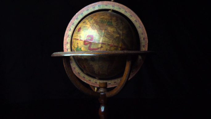 旋转的古老中世纪旧世界地球仪