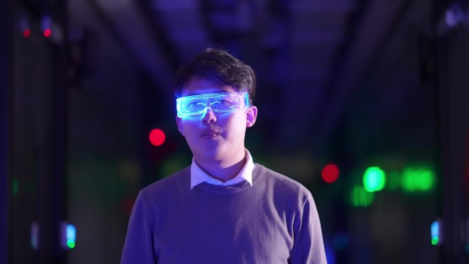 夜晚城市道路年轻男子戴着VR眼镜智能设备