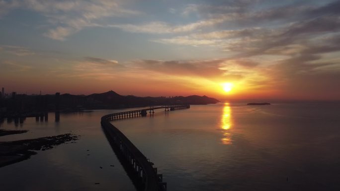 星海湾大桥日出朝霞航拍车流