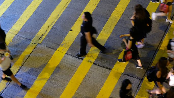 夜间繁忙的香港人行横道