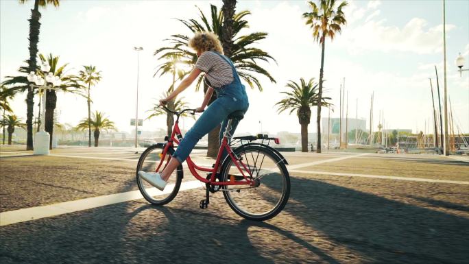 我喜欢骑自行车！年轻人户外运动健康生活骑