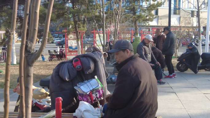 退休生活街头公园打扑克街道车流下班人流