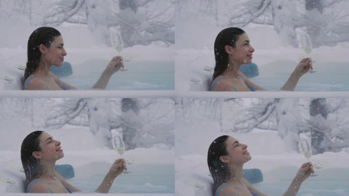 女子在热浴缸里喝着香槟