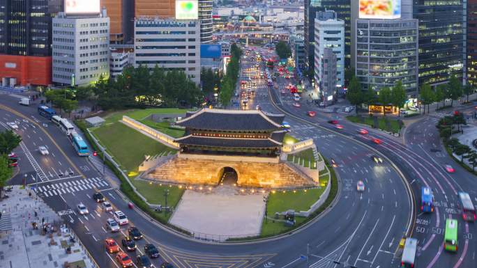 韩国首尔市和南大门的夜间交通