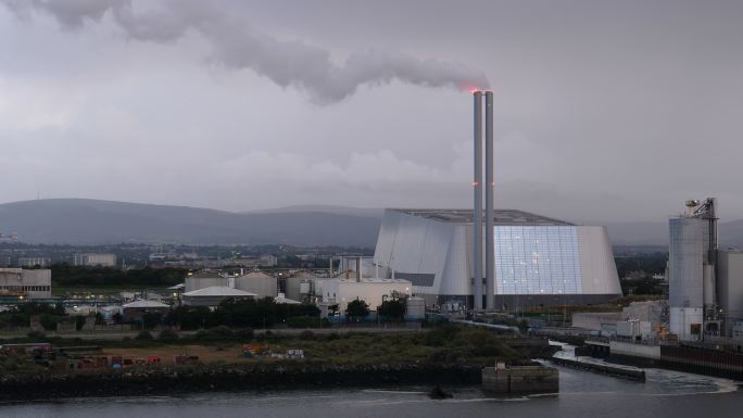 工业港口区航拍烟囱环保工厂全球变暖工业