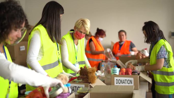 志愿者在仓库里收集食物捐赠