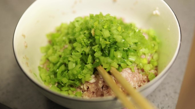 包饺子，剁饺子馅，芹菜大肉饺子，做饭