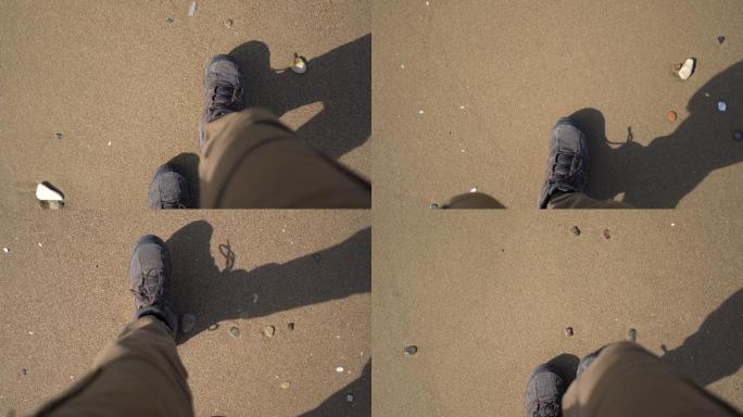 在沙滩上行走海边散步旅行旅游低头看路