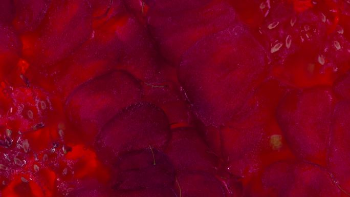 两个压榨的覆盆子流动的液体覆盆莓野莓