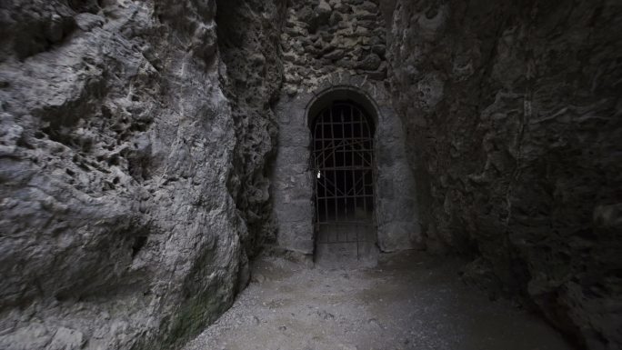 地下的洞穴地下党地牢天牢监狱关押