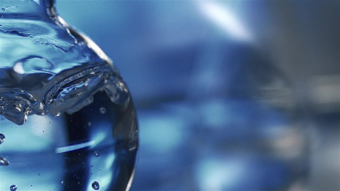 蓝色实验室玻璃器皿水泡水滴慢速高清蒸馏水