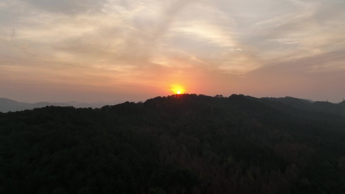 翻过高山看到太阳夕阳日落朝阳日出航拍