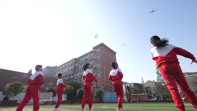 小学生扔飞机慢镜头