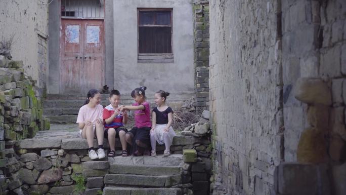 4K山村孩子坐在一起玩开心山村胡同台阶玩