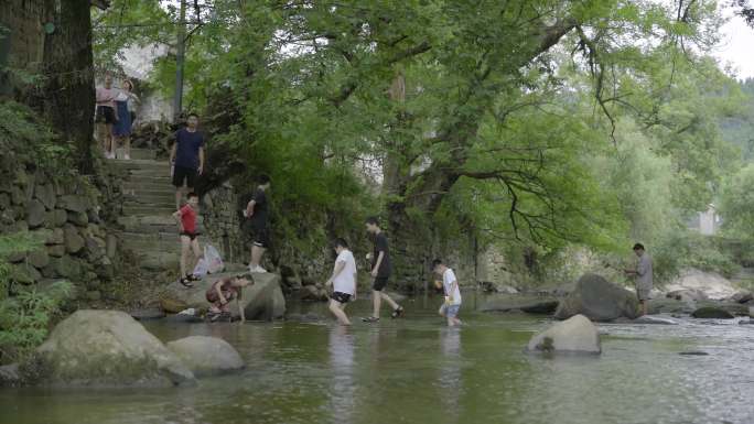 4K孩子在小河蹚水玩山村小溪用棍棒洗衣服